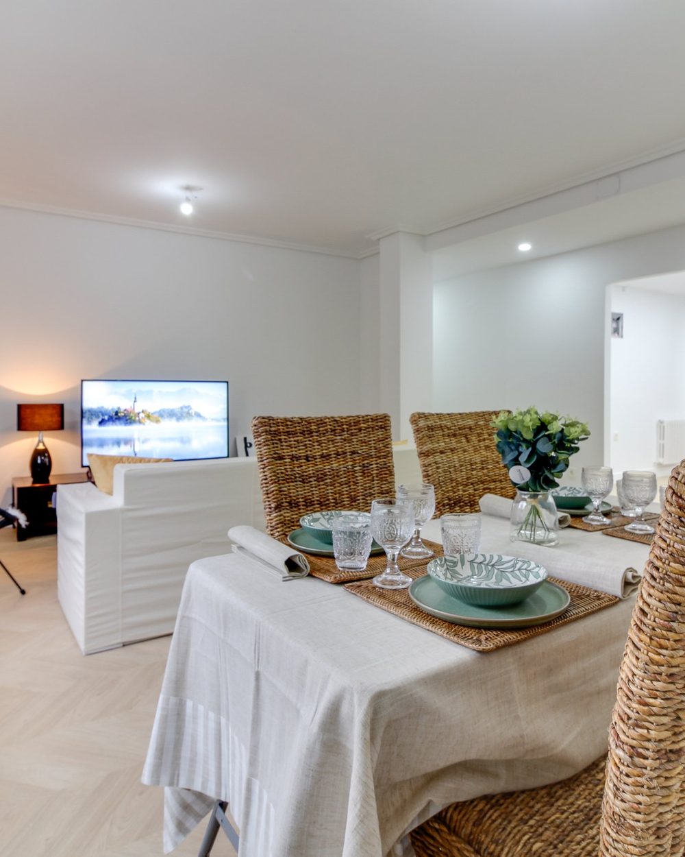 Comedor de una vivienda preparada con home staging por KATHOME