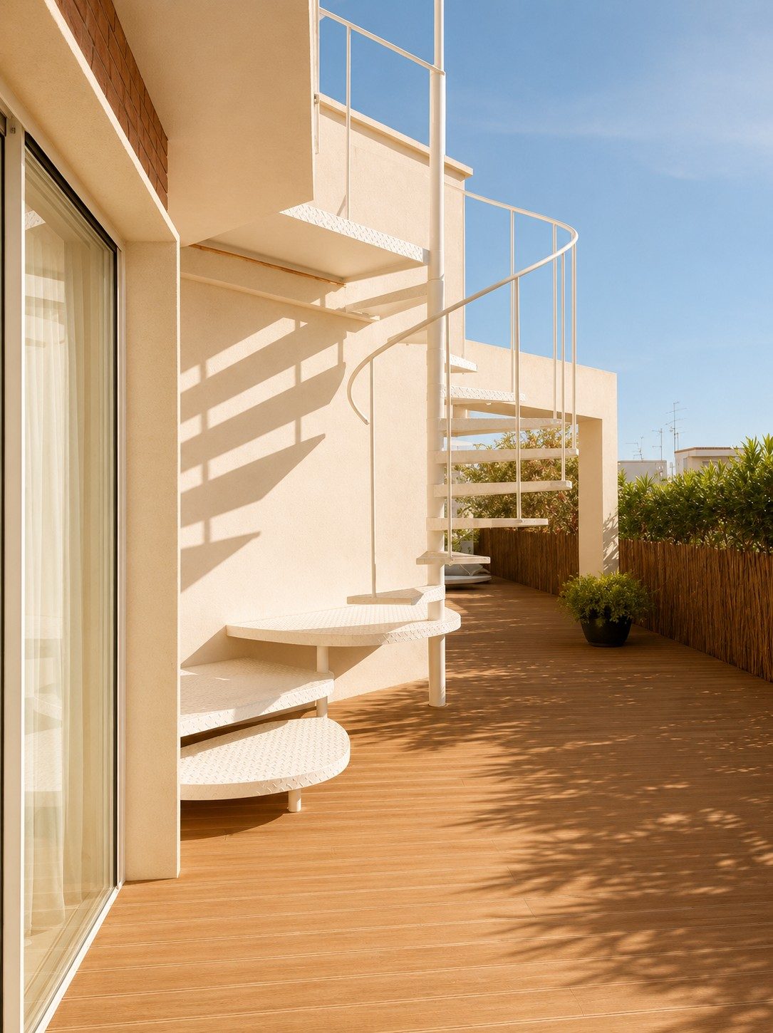 Terraza soleada de una vivienda en venta