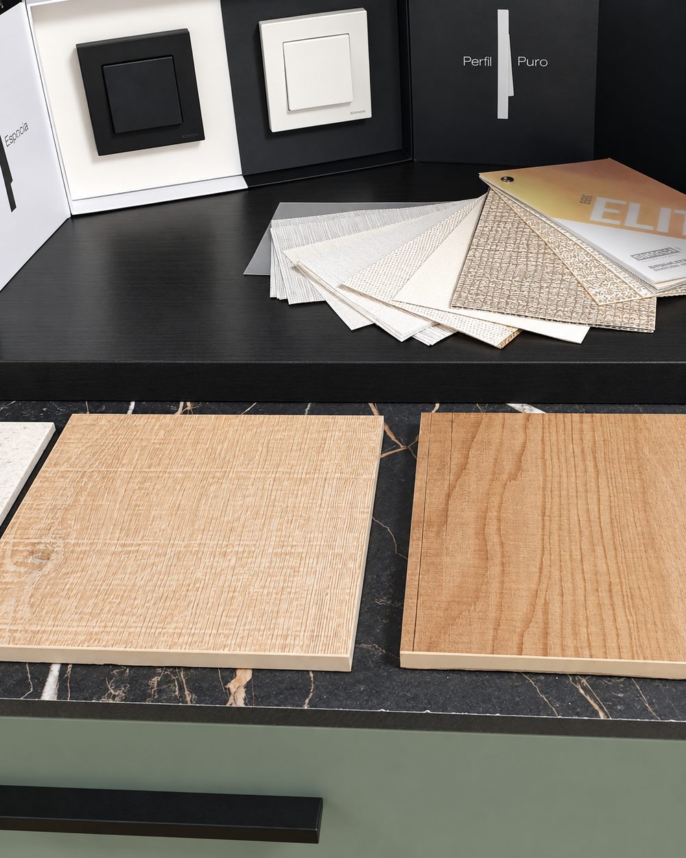 Muestras de madera, tejidos y mecanismos en el showroom de KATHOME Salamanca